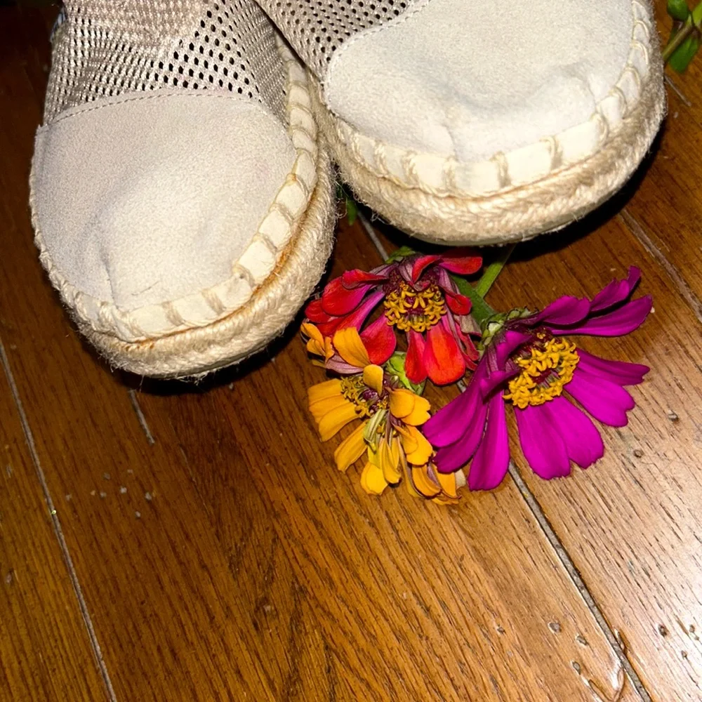 🌸TOMS⭐️LIKE NEW⭐️Tan Espadrille Slip On Mesh Shoes Size 5 GENTLY WORN 1X - Picture 4 of 8